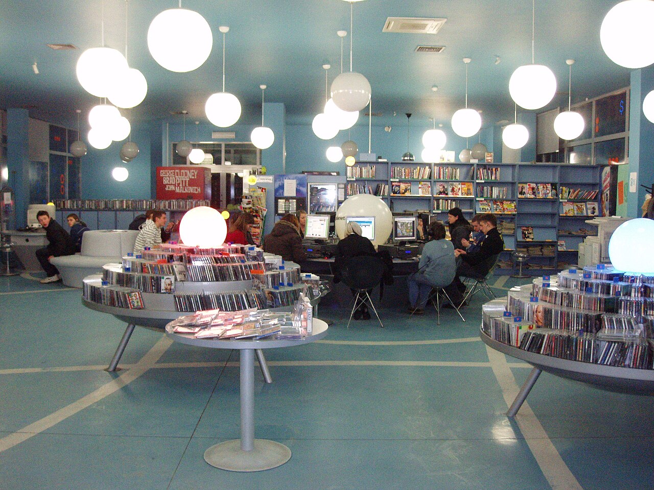 Wnętrze biblioteki Planeta 11 w Olsztynie w 2009 roku. Zdjęcie archiwalne, nie dokumentacja jubileuszu w 2026 roku.