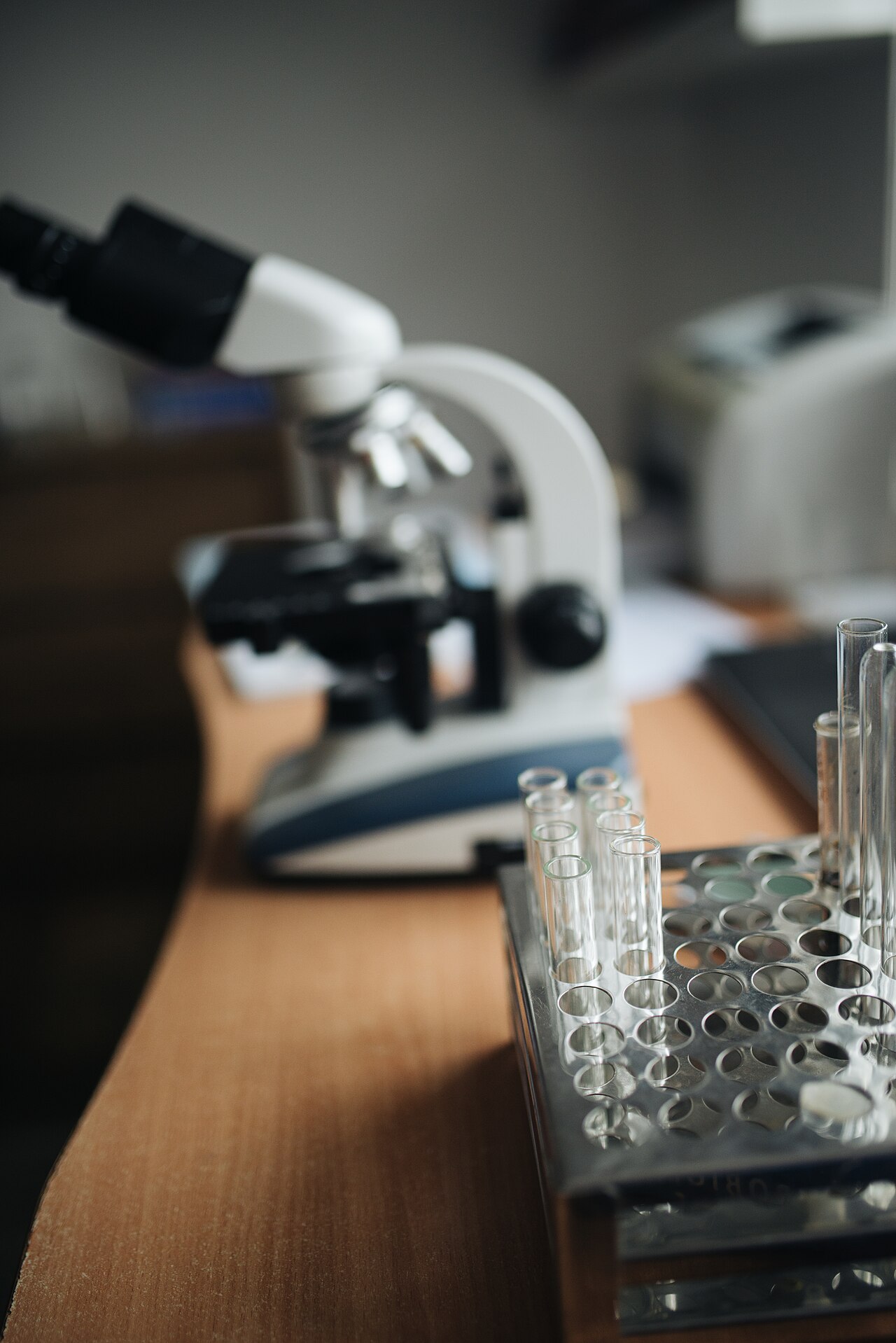 Probówki i mikroskop w laboratorium; zdjęcie poglądowe z 2021 roku, nie dokumentuje badań prowadzonych na UWM.