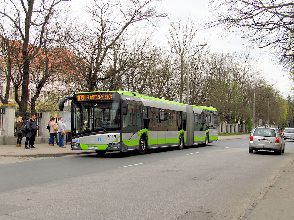 Autobus MPK Olsztyn. Zdjęcie archiwalne i poglądowe; nie przedstawia planowanych do zakupu autobusów elektrycznych.