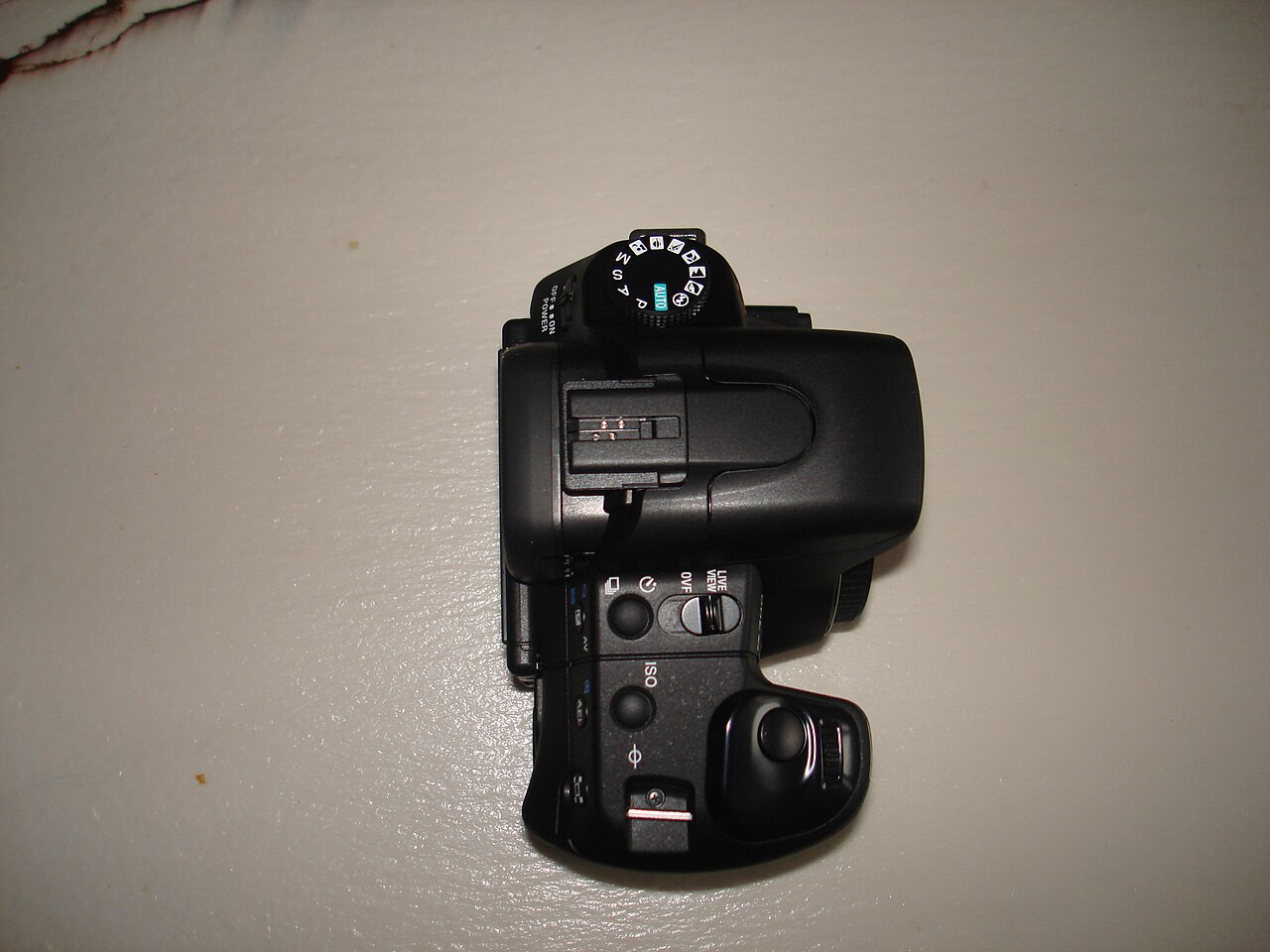 Aparat fotograficzny Sony DSLR A300 widziany z góry, fotografia z 2008 roku. Zdjęcie poglądowe, nie sprzęt prowadzącego warsztaty.