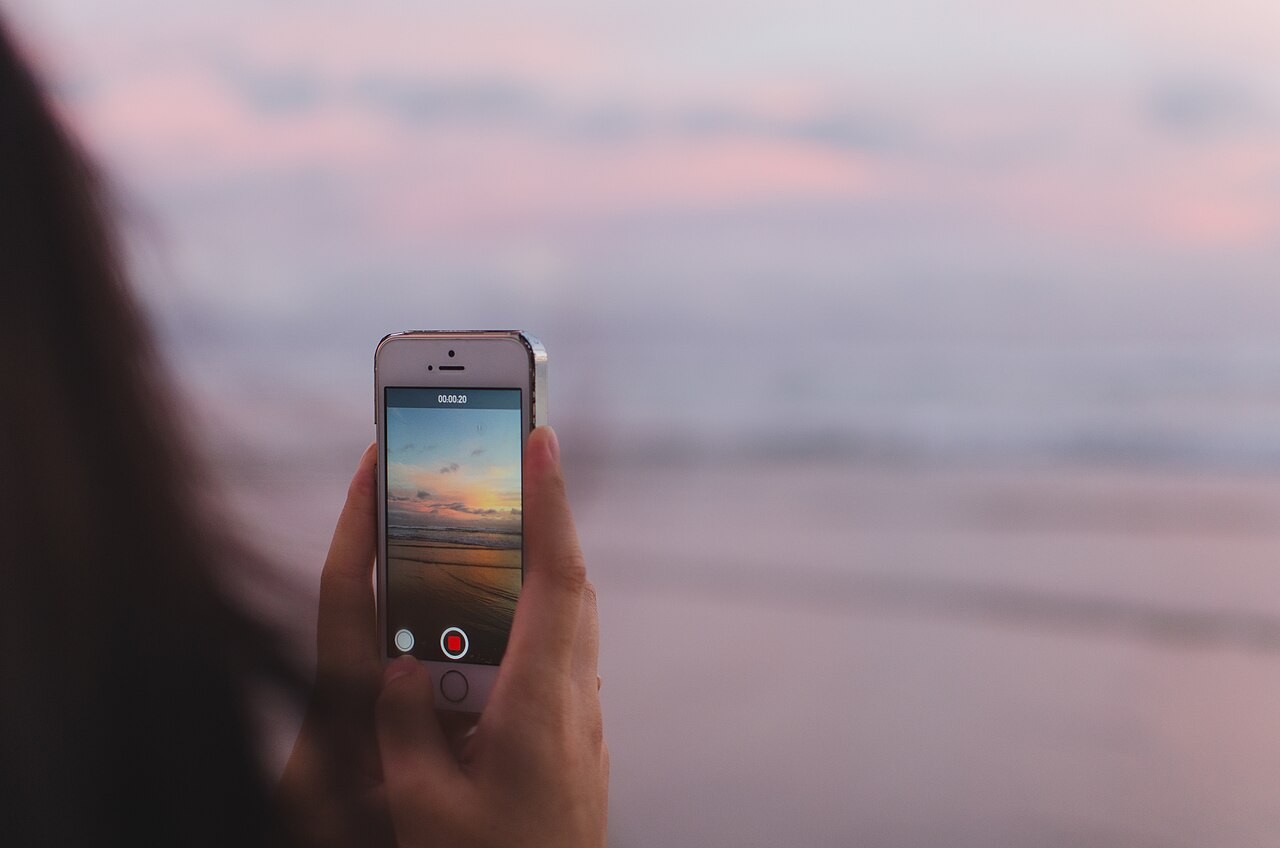 Smartfon; zdjęcie poglądowe, nie jest dokumentacją opisanego oszustwa.