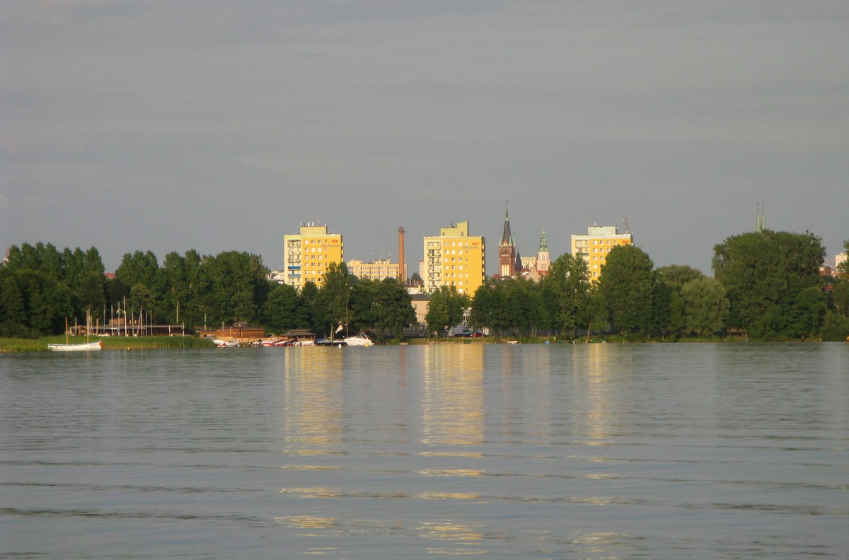 Widok Olsztyna z jeziora Ukiel, z wodą i zabudową miasta w tle; archiwalne zdjęcie ilustracyjne z 2008 roku.