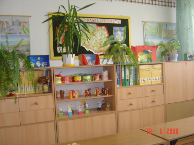 Pusta sala w Szkole Podstawowej nr 15 w Radomiu, 2006 rok; zdjęcie poglądowe, nie przedstawia olsztyńskiej placówki ani interwencji policji.