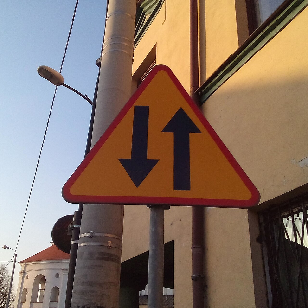 Znak ostrzegający o ruchu dwukierunkowym w Międzyrzecu Podlaskim, 2018 rok. Zdjęcie poglądowe; nie przedstawia ulicy Nad Łyną ani jej oznakowania.