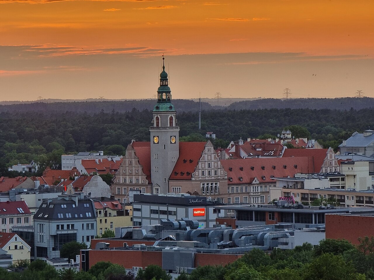Nowy Ratusz w Olsztynie. Zdjęcie archiwalne; nie przedstawia obecnych prac ani organizacji wejścia.