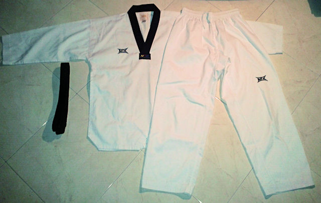 Dobok do taekwondo z czarnym pasem. Zdjęcie poglądowe; nie przedstawia stroju Szymona Piątkowskiego ani zawodów Polish Open.