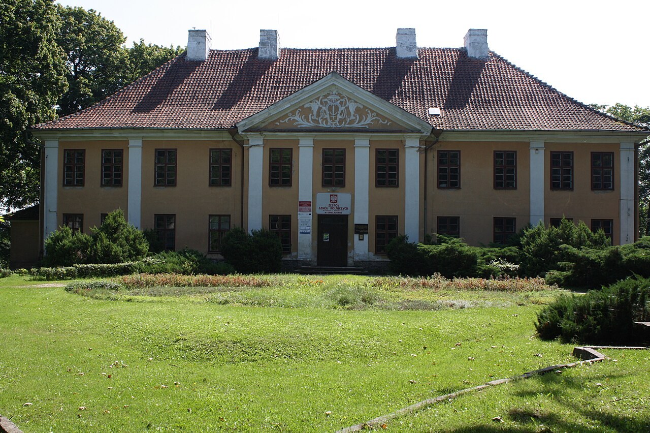 Dawny pałac biskupów warmińskich w Smolajnach w sierpniu 2012 r. — zdjęcie archiwalne miejscowości, nie projekt ani budynek nowej bursy.