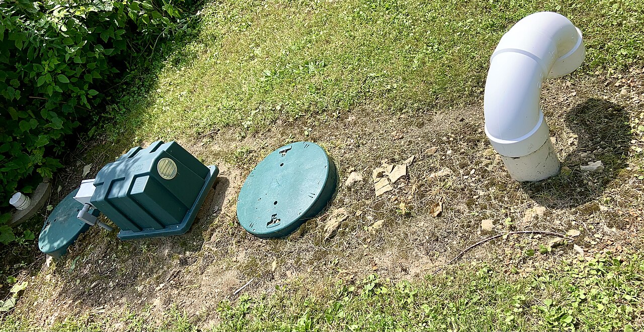 Pokrywy instalacji przydomowego zbiornika w Stanach Zjednoczonych; zdjęcie poglądowe, nie dokumentuje kontroli w gminie Barczewo.