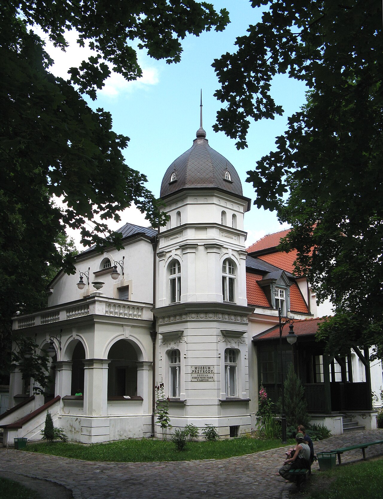 Muzeum Przyrody w Olsztynie przy ulicy Metalowej. Zdjęcie archiwalne budynku; nie przedstawia zapowiadanego wykładu.