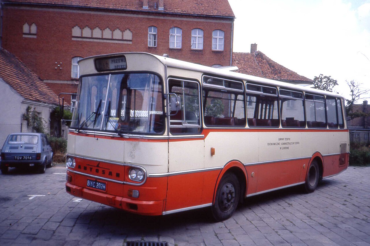 Autobus szkolny Autosan w Chełmnie w sierpniu 1990 roku. Zdjęcie archiwalne, poglądowe; nie przedstawia autobusu gminy Jonkowo.