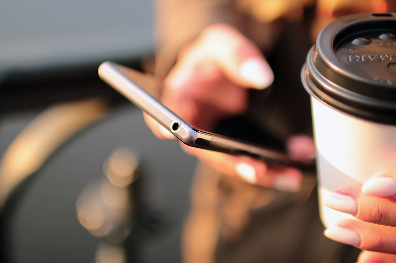Korzystanie ze smartfona; zdjęcie poglądowe tematu udostępniania informacji w internecie.