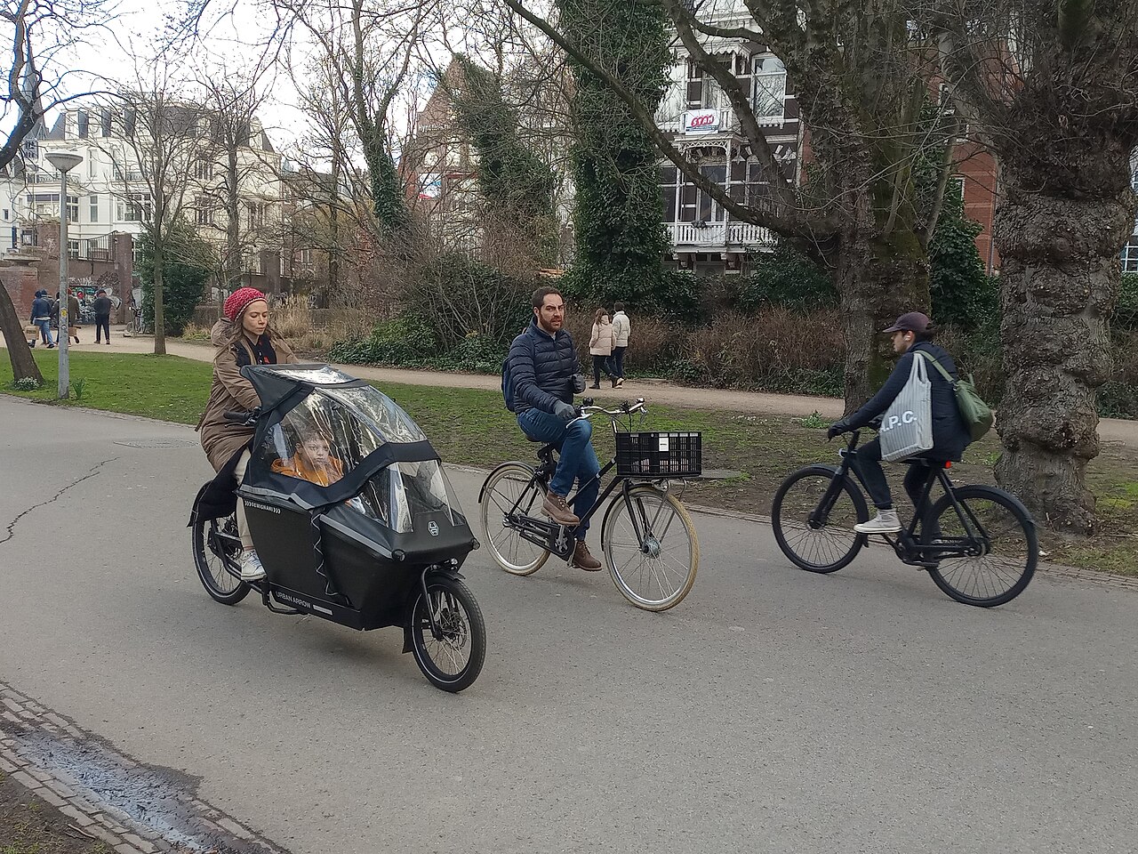 Rowerzyści w parku Vondelpark w Amsterdamie — zdjęcie ilustracyjne rekreacyjnej jazdy na rowerze.