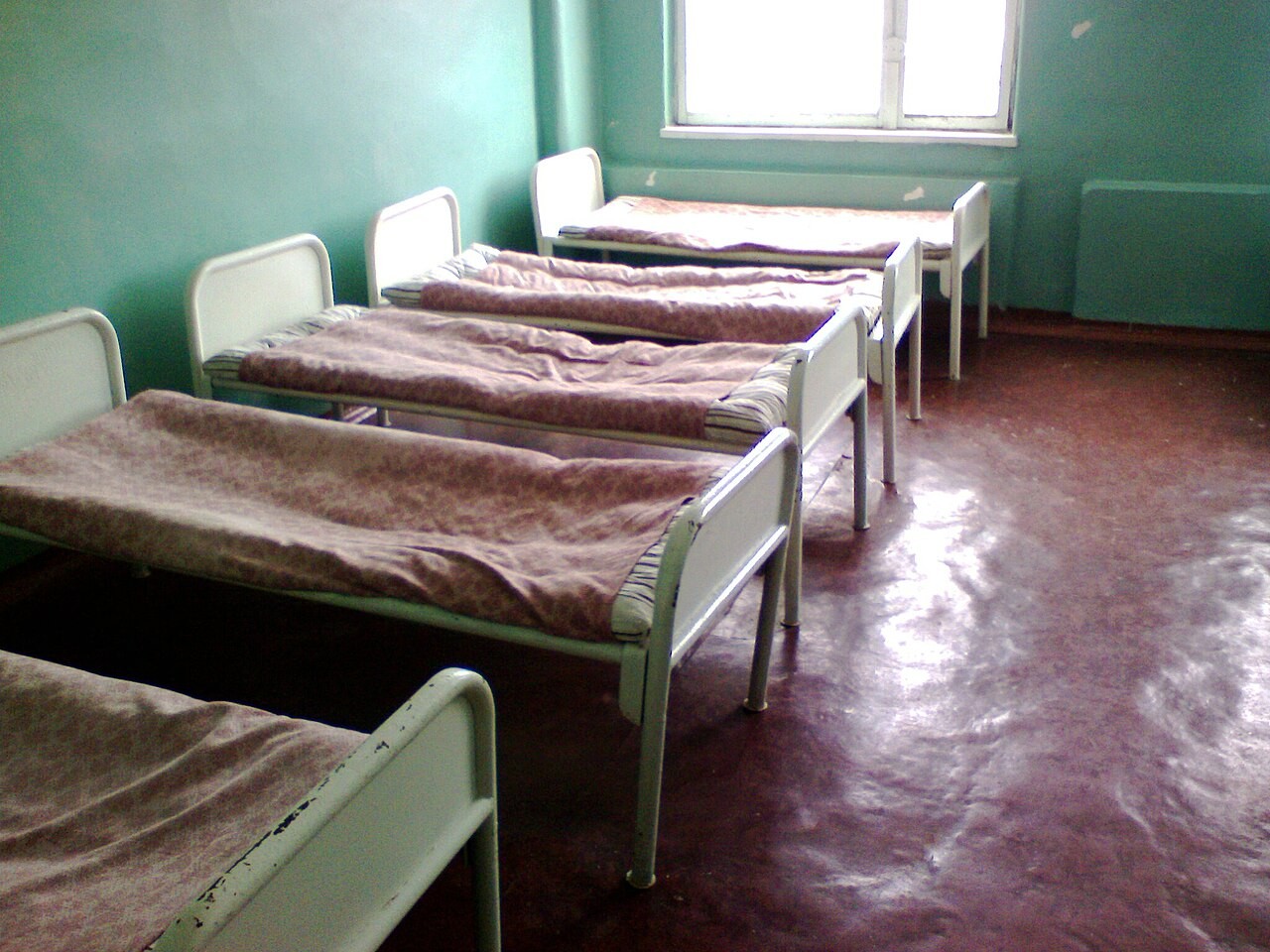 Łóżka w szpitalu w Charkowie w 2008 roku; zdjęcie archiwalne i poglądowe opieki stacjonarnej, nie przedstawia olsztyńskiego hospicjum ani jego wyposażenia.