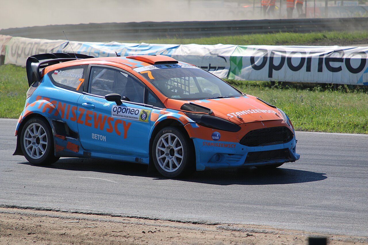 Ford Fiesta Zbigniewa Staniszewskiego podczas rundy rallycrossu w Toruniu w czerwcu 2019 roku. Zdjęcie archiwalne; nie przedstawia zawodów w Poznaniu w 2026 roku.