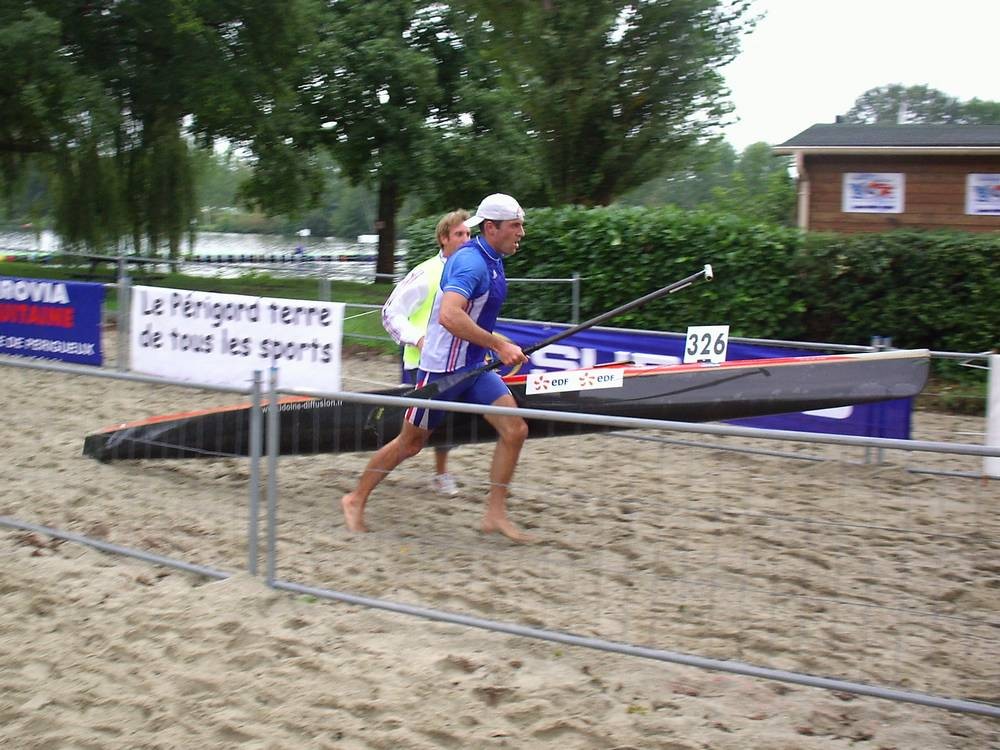 Przenoszenie łodzi podczas maratonu w Trémolat w 2006 roku; zdjęcie poglądowe, nie przedstawia mistrzostw w Olsztynie.