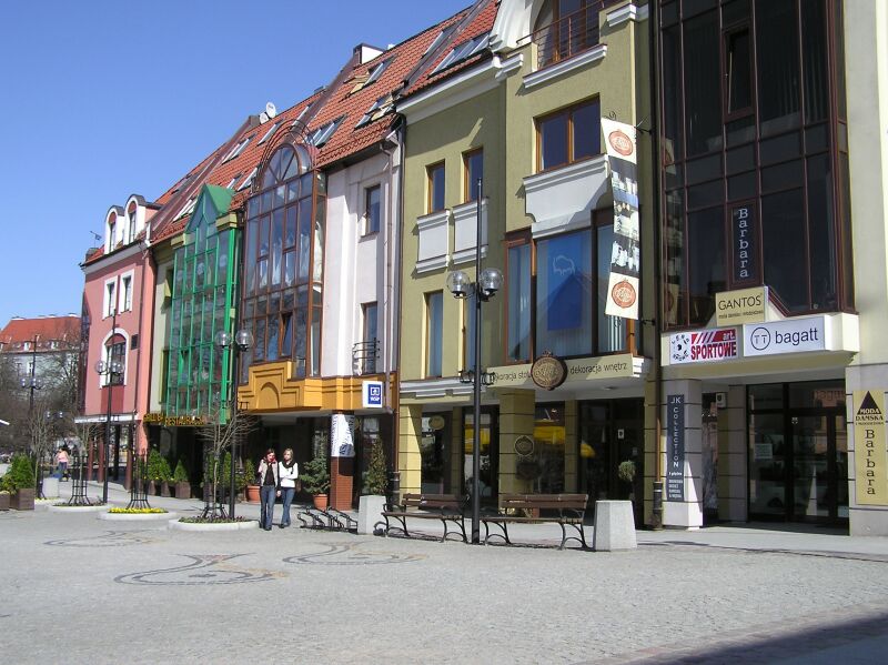 Zabudowa i przestrzeń Targu Rybnego w Olsztynie na archiwalnym zdjęciu opublikowanym w 2006 roku. Fotografia ilustruje miejsce wydarzenia, nie instalację Gniazdo.