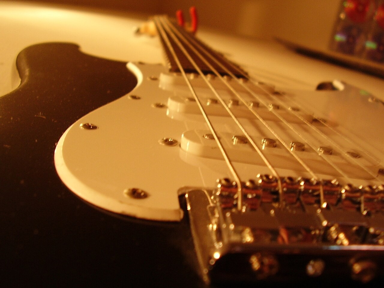 Gitara elektryczna; zdjęcie poglądowe, nie dokumentuje wydarzenia w KOT Art Bar.