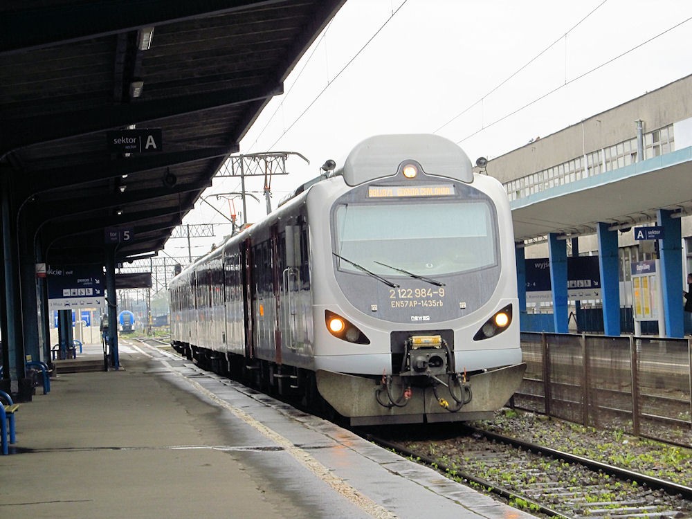 Pociąg EN57AP-1435 Przewozów Regionalnych na stacji Olsztyn Główny; zdjęcie archiwalne z 2016 roku, poglądowe.