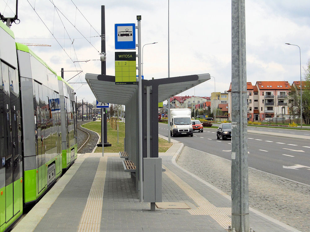 Przystanek Witosa i tramwaj w Olsztynie w 2016 roku. Zdjęcie archiwalne, poglądowe; nie dokumentuje utrudnień podczas półmaratonu.