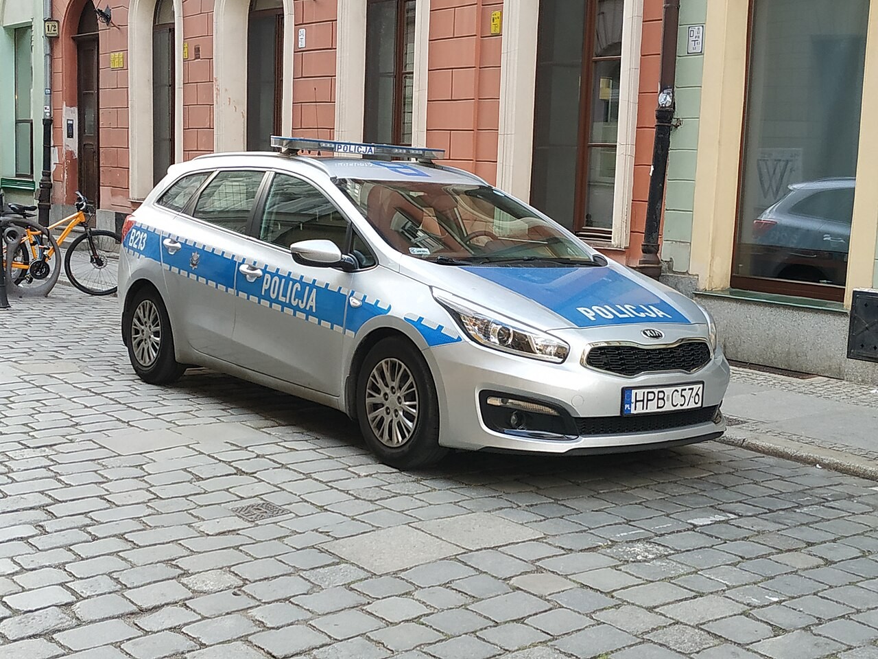 Policyjny radiowóz we Wrocławiu w 2019 roku; zdjęcie poglądowe, nie przedstawia kontroli olsztyńskiej policji z 17 września 2026 roku.