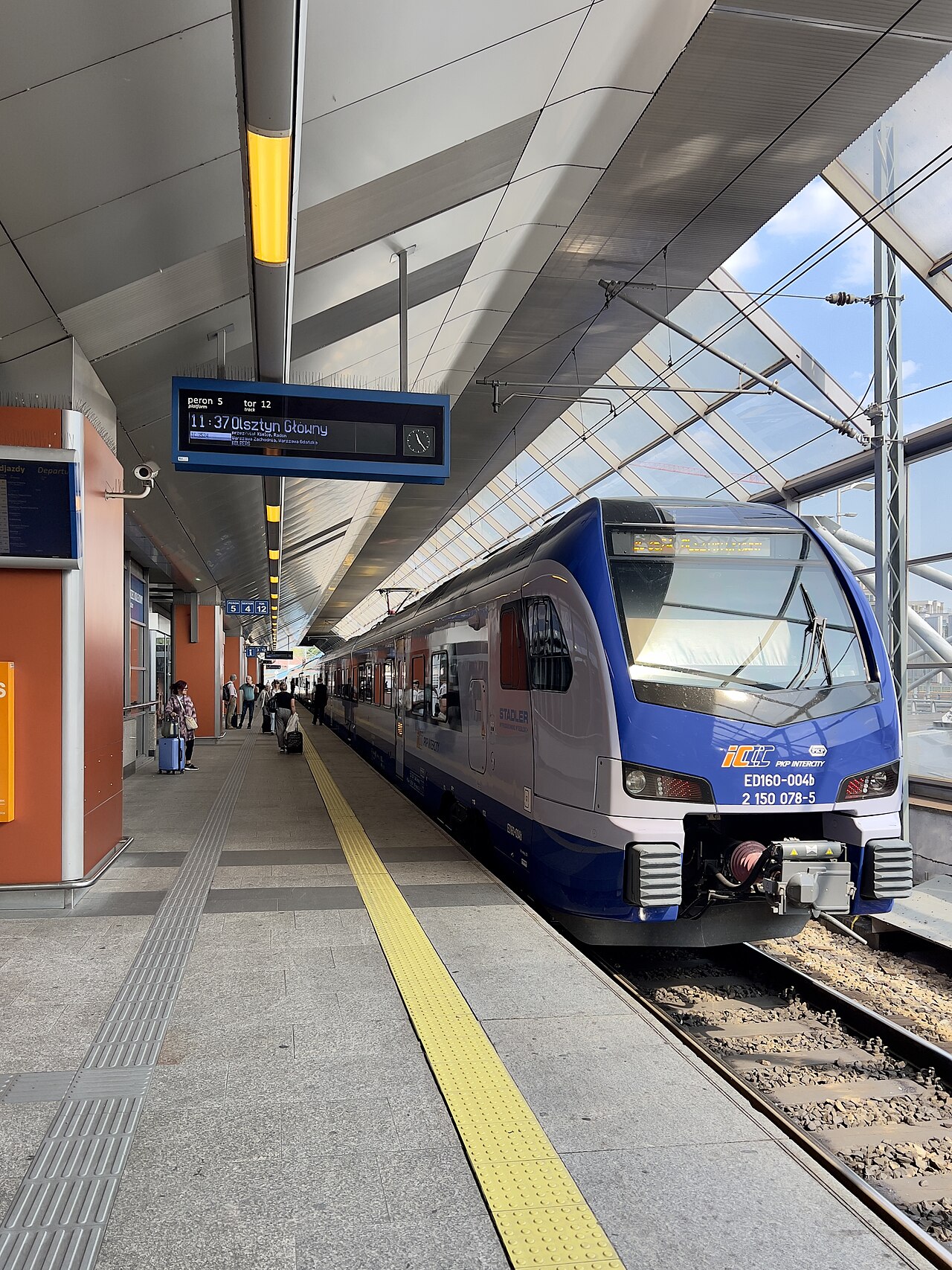 Lokomotywa PKP Intercity na stacji Kraków Główny w 2023 roku. Zdjęcie poglądowe; nie przedstawia pociągu IC Gryf na opisywanej trasie.