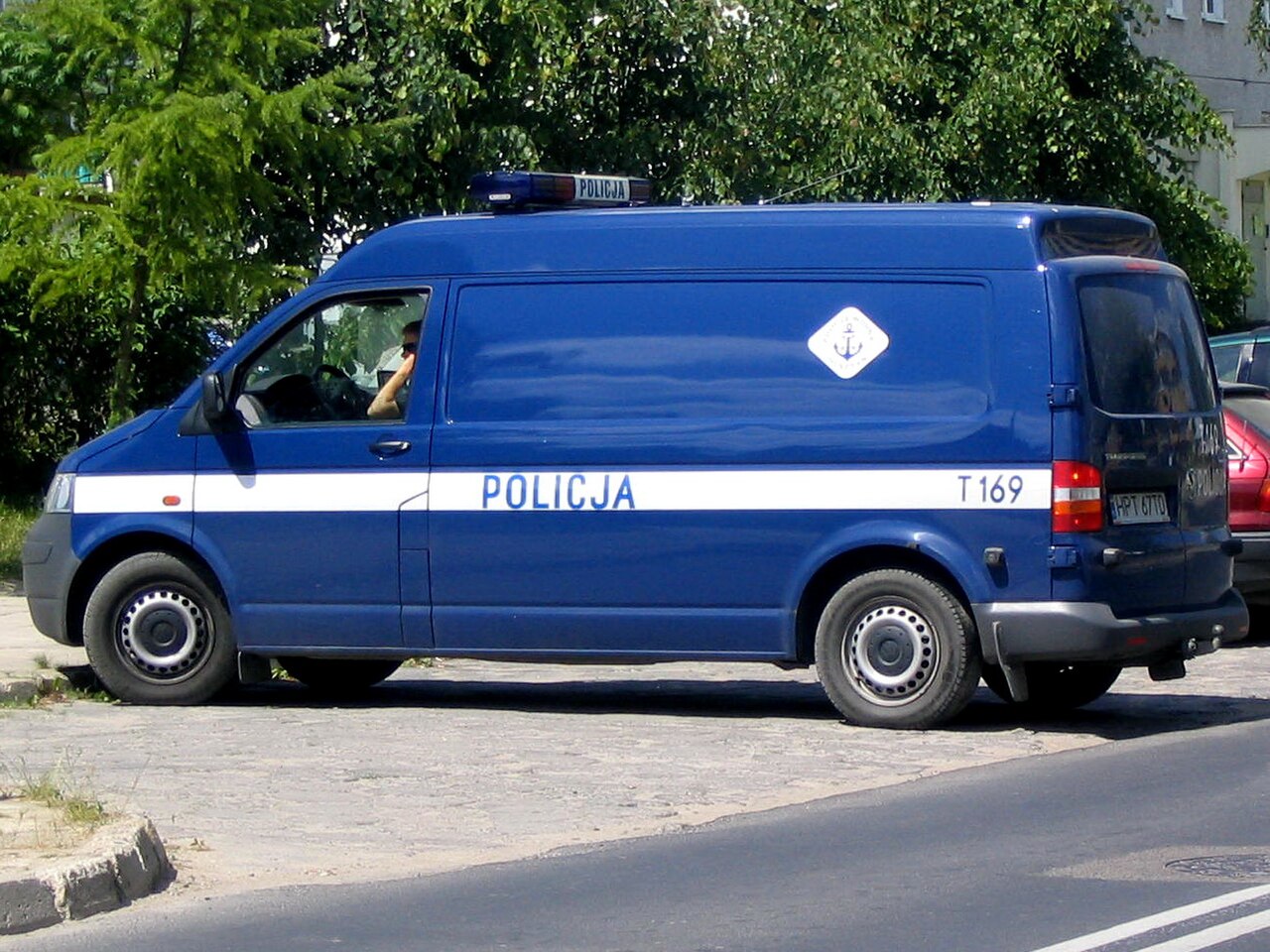 Radiowóz Volkswagen T5 w Olsztynie — archiwalne zdjęcie ilustracyjne