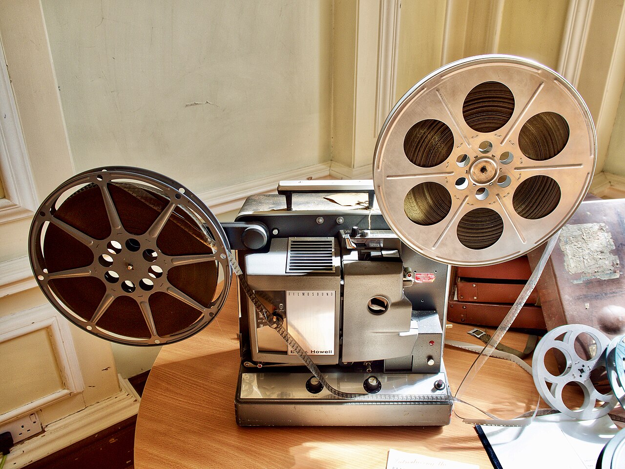 Projektor Bell & Howell w sali Recreation Hall szpitala The Retreat w Yorku, sierpień 2025 roku. Zdjęcie poglądowe, nie przedstawia wyposażenia Planety 11.