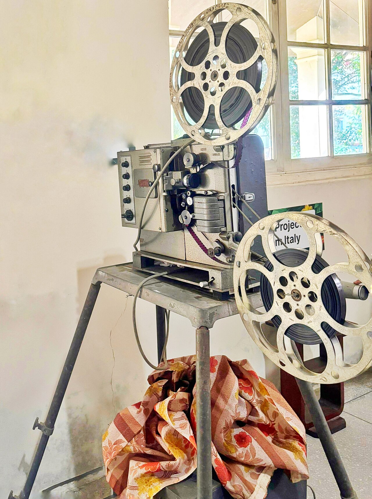 Projektor filmowy 16 mm w muzeum Robina Banerjee w Indiach, zdjęcie z 2024 roku. Materiał poglądowy, nie sprzęt przeglądu D-Vision.