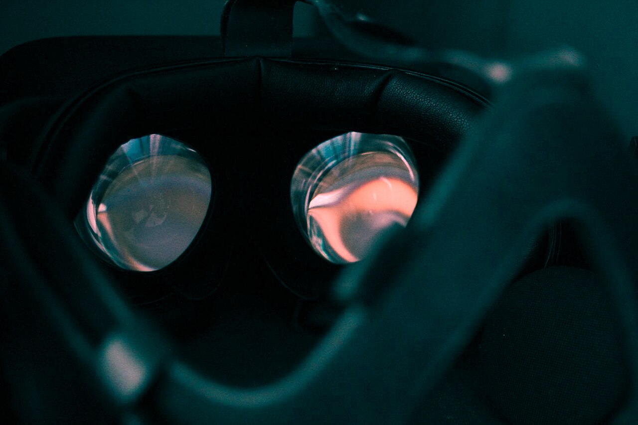 Gogle wirtualnej rzeczywistości. Zdjęcie poglądowe ilustrujące wykorzystanie technologii VR w edukacji; nie przedstawia sprzętu Michała Siwkowskiego ani wyposażenia ZPE w Olsztynie.