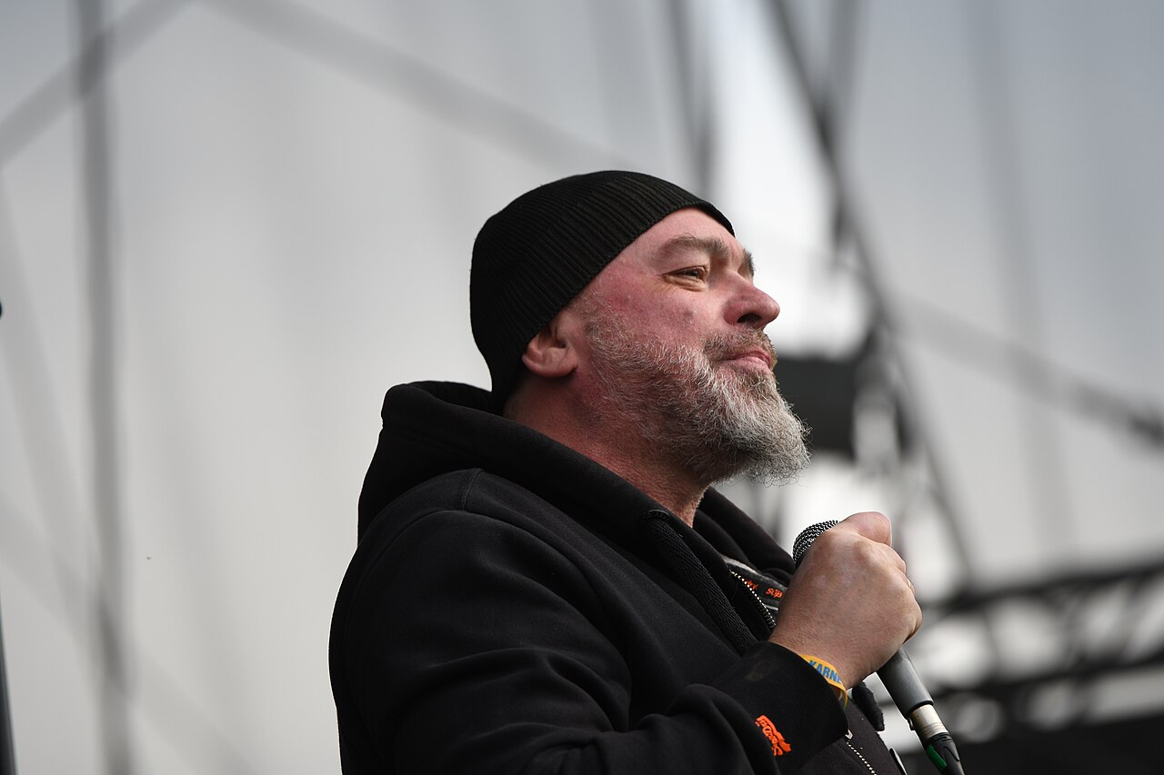 Tomasz Budzyński z zespołu Armia na festiwalu 3-Majówka we Wrocławiu w 2023 roku. Zdjęcie archiwalne; nie przedstawia koncertu w Szczytnie.