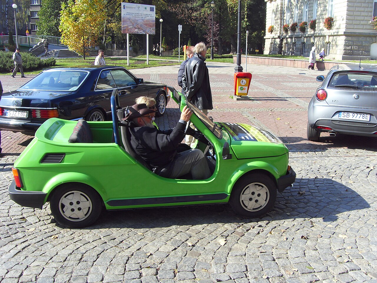 Zmodyfikowany Fiat 126p na I Beskidzkim Zlocie Pojazdów Zabytkowych. Zdjęcie poglądowe; nie przedstawia uczestnika zapowiadanego rajdu.