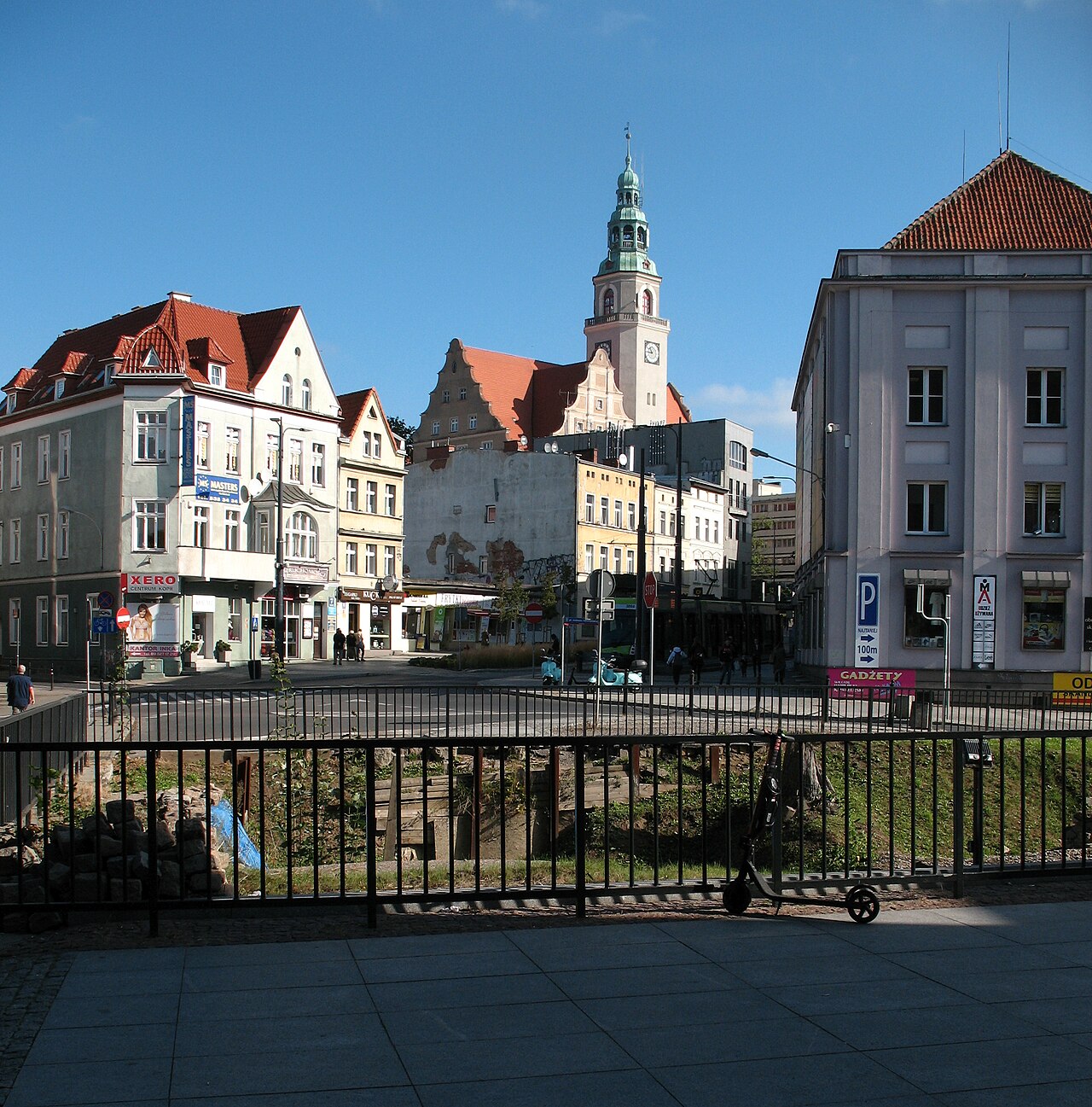 Nowy Ratusz w Olsztynie widziany od strony Wysokiej Bramy. Zdjęcie archiwalne, nie przedstawia obrad rady.