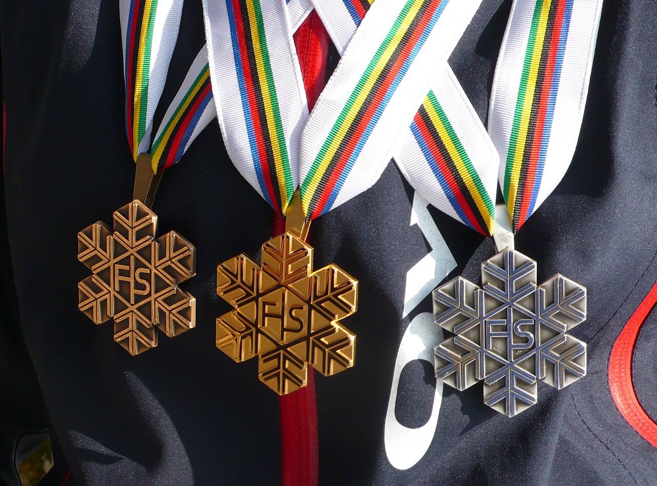 Złoty, srebrny i brązowy medal FIS Coline Mattel z 2011 r. — zdjęcie ilustracyjne, nie medale olsztyńskich zawodników.