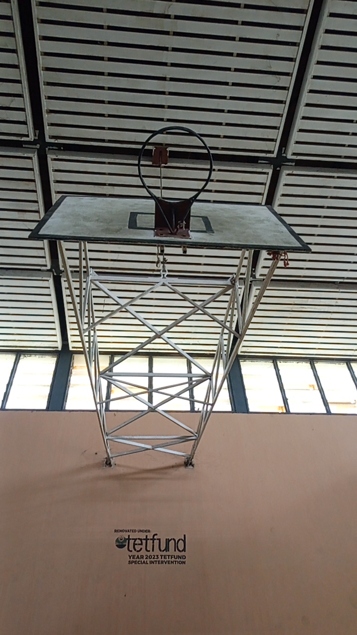Kosz w hali sportowej OAU w Nigerii. Zdjęcie poglądowe; nie przedstawia hali UWM ani meczu AZS z Pablo Kowale.