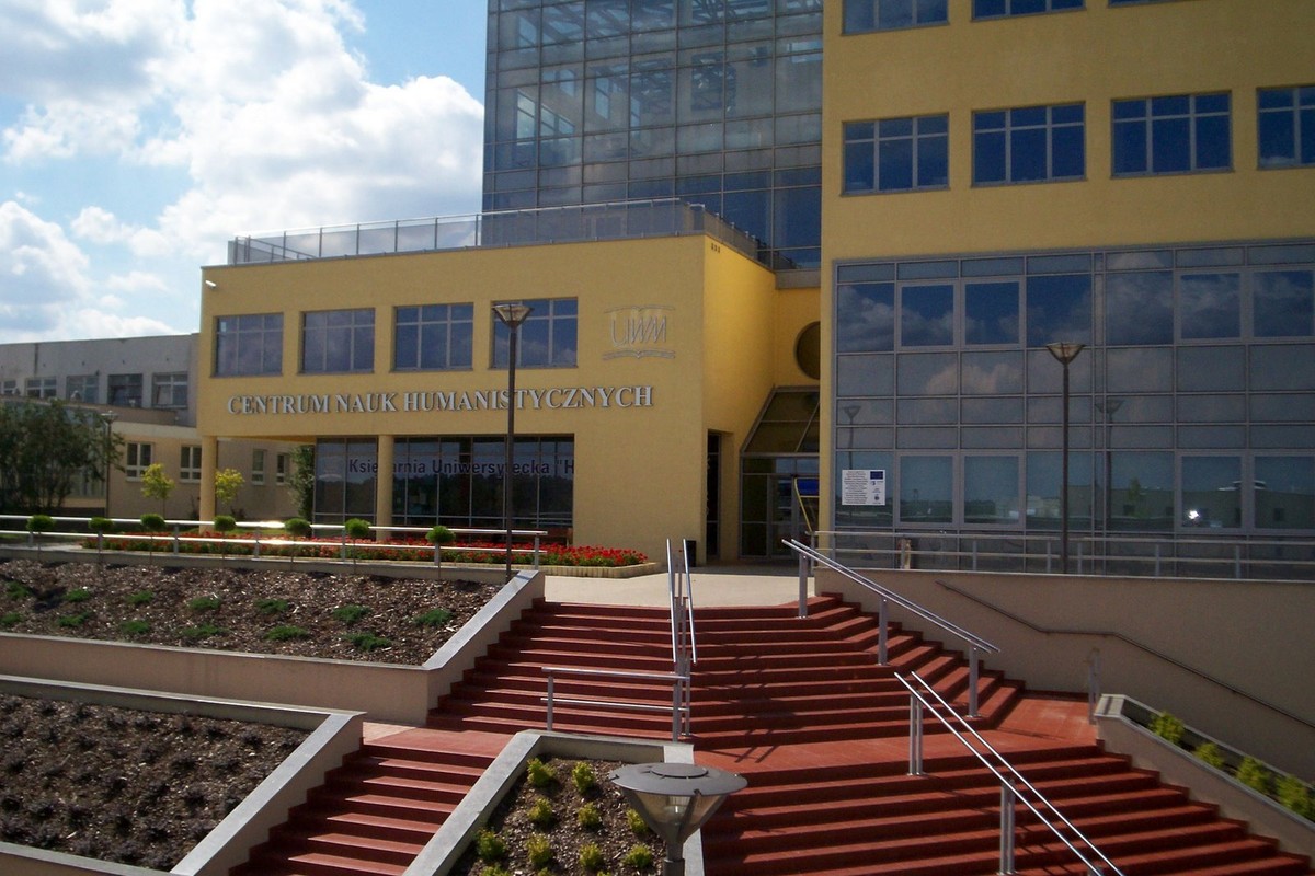 Wejście do Wydziału Humanistycznego UWM w olsztyńskim Kortowie, z napisem Centrum Nauk Humanistycznych; zdjęcie archiwalne z 2007 roku.
