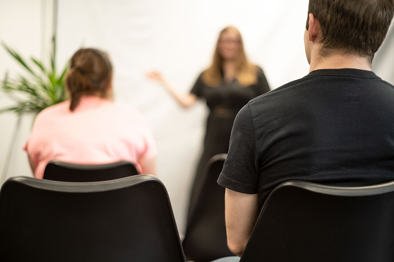 Uczestnicy konferencji marketingowej — zdjęcie ilustracyjne, nie fotografia z WAMA Marketing.
