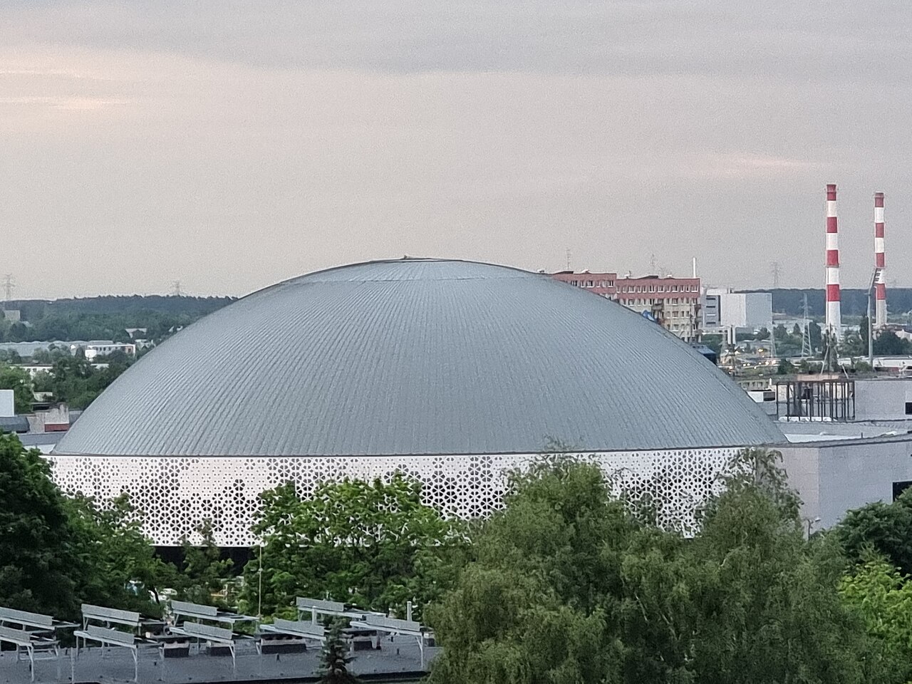 Hala Urania widziana z olsztyńskiej wieży ciśnień w czerwcu 2023 roku. Zdjęcie archiwalne; nie przedstawia Targów Azji Wschodniej.