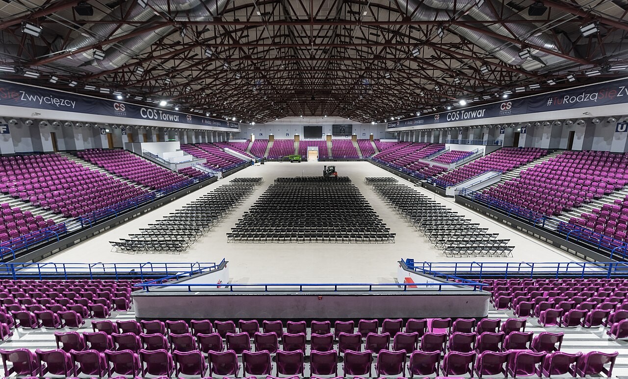 Wnętrze hali Torwar w Warszawie, styczeń 2024 roku. Zdjęcie archiwalne miejsca meczu; nie przedstawia ustawienia hali na spotkanie 16 października 2026.