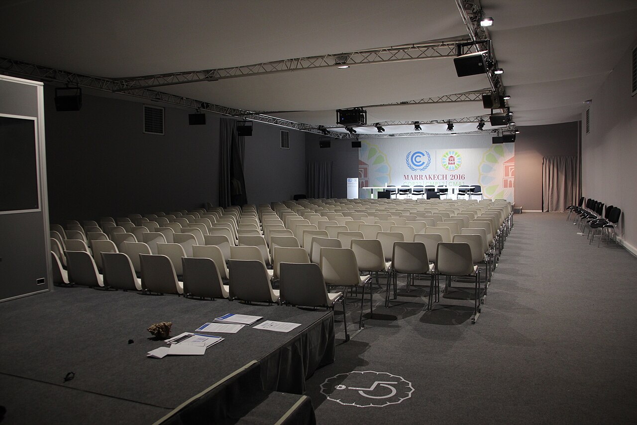 Pusta sala spotkań konferencji COP22 w 2016 roku. Zdjęcie poglądowe; nie przedstawia sali Urzędu Gminy Jonkowo.