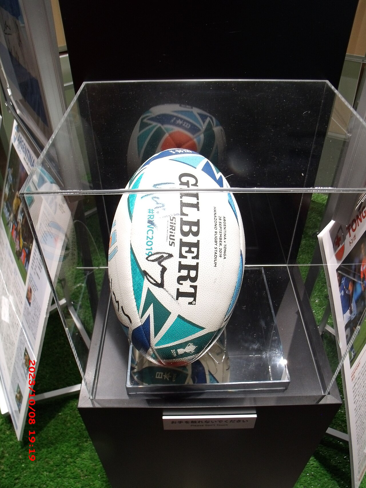 Piłka z Pucharu Świata w rugby 2019 w muzeum stadionu Hanazono w Japonii. Zdjęcie poglądowe; nie przedstawia meczu Posnanii z Olsztynem.