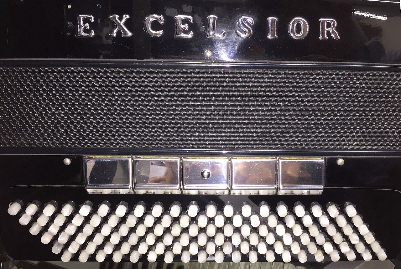 Guziki basowe akordeonu Excelsior w sklepie muzycznym w Tokio, 2018 rok. Zdjęcie poglądowe muzyki; nie przedstawia instrumentów zespołów z Wieczoru Warmińskiego.