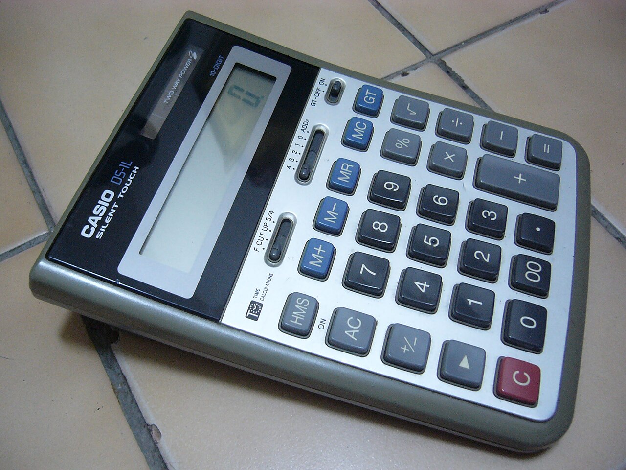 Kalkulator Casio DS-1L, fotografia z 2011 roku. Zdjęcie poglądowe do danych o podatnikach; nie wyposażenie olsztyńskiego urzędu.
