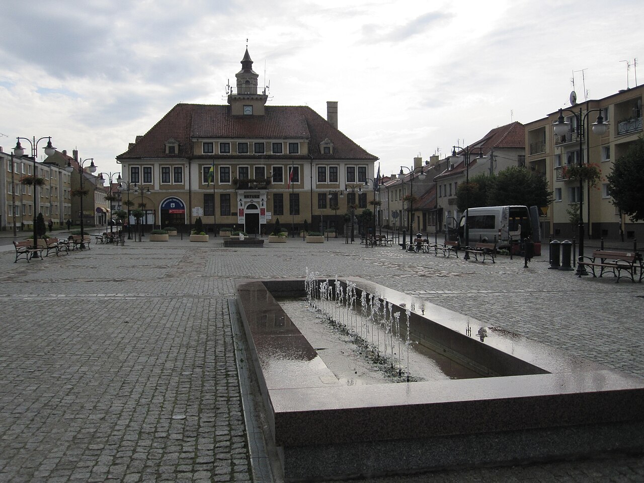 Ratusz w Olsztynku widziany od strony placu z fontanną, sierpień 2012 roku. Archiwalne zdjęcie siedziby urzędu.