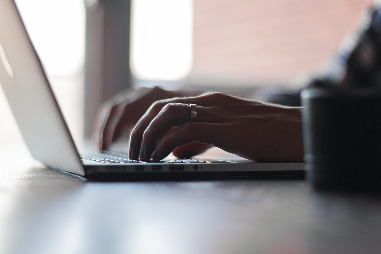 Praca przy laptopie; zdjęcie poglądowe do informacji o szkoleniach online, nie dokumentuje zajęć FEWiM.