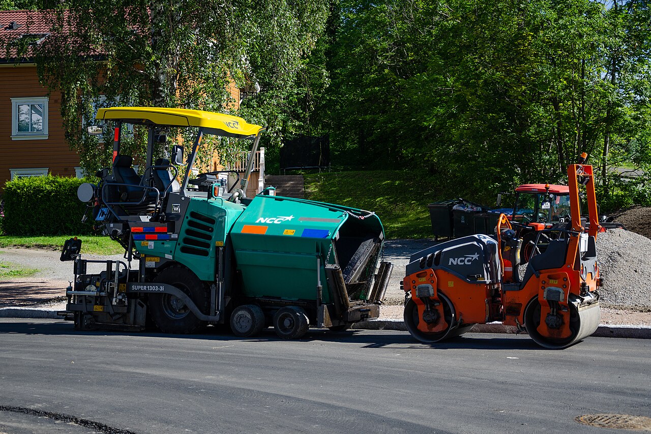Rozściełacz asfaltu i walec w Drammen w Norwegii, lipiec 2019 roku. Zdjęcie poglądowe; nie dokumentuje remontu S7 ani sprzętu wykonawcy tych prac.