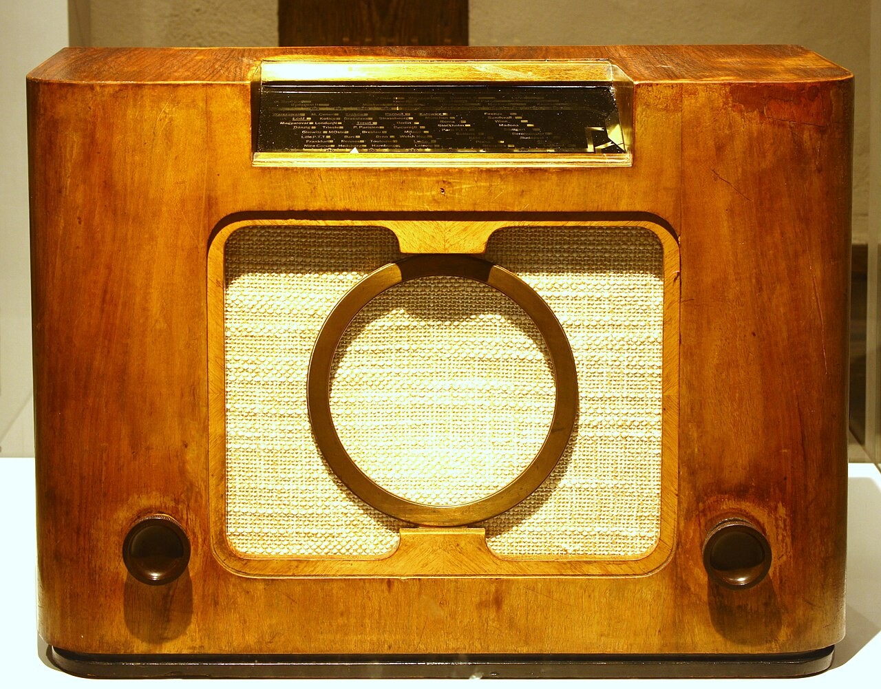 Radioodbiornik Philips z 1938 roku w Muzeum Nowoczesności w Olsztynie, fotografia z 2022 roku. Zdjęcie poglądowe do informacji o radiowej powieści.
