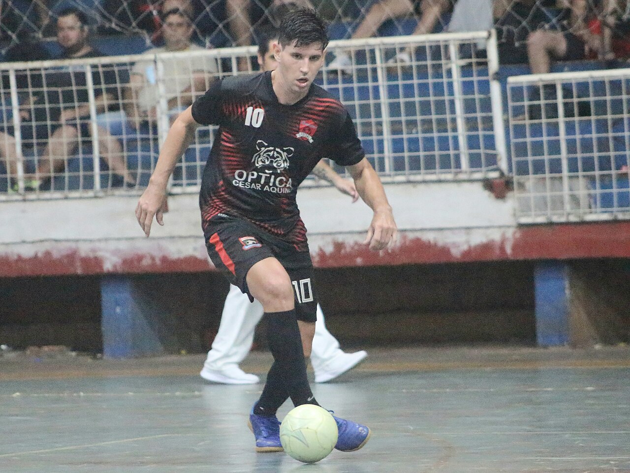 Futsal: Alejandro Rodríguez z Cocacolero przy piłce w meczu z Agencia 226 w 2022 roku. Zdjęcie poglądowe z innego spotkania, nie przedstawia Constractu ani Rekordu.