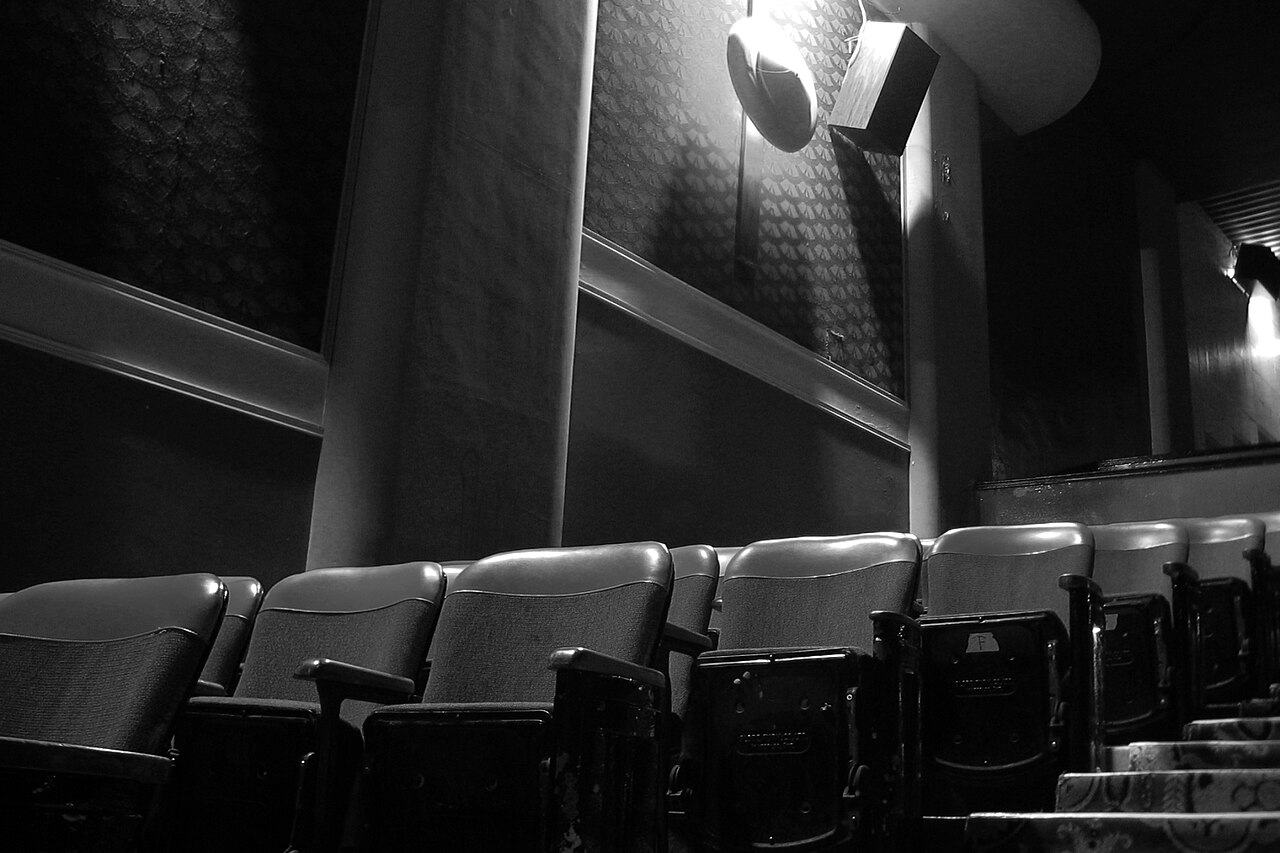 Fotele w Bloor Cinema w Toronto na fotografii z 2007 roku. Zdjęcie poglądowe; nie przedstawia olsztyńskiego Heliosa ani kadru z filmu „Róża”.