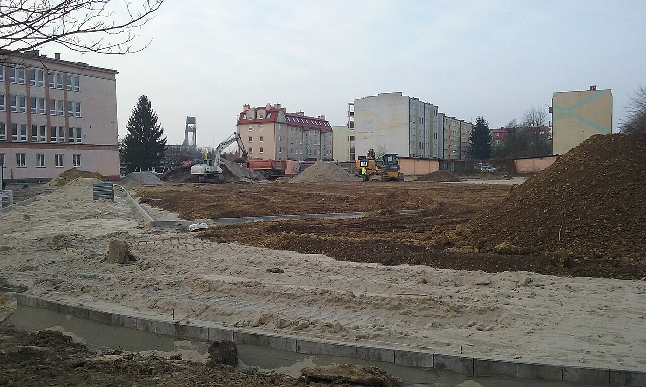 Budowa boiska przy szkole w Tomaszowie Mazowieckim w 2022 r. — zdjęcie ilustracyjne, nie plac budowy przy Sybiraków.