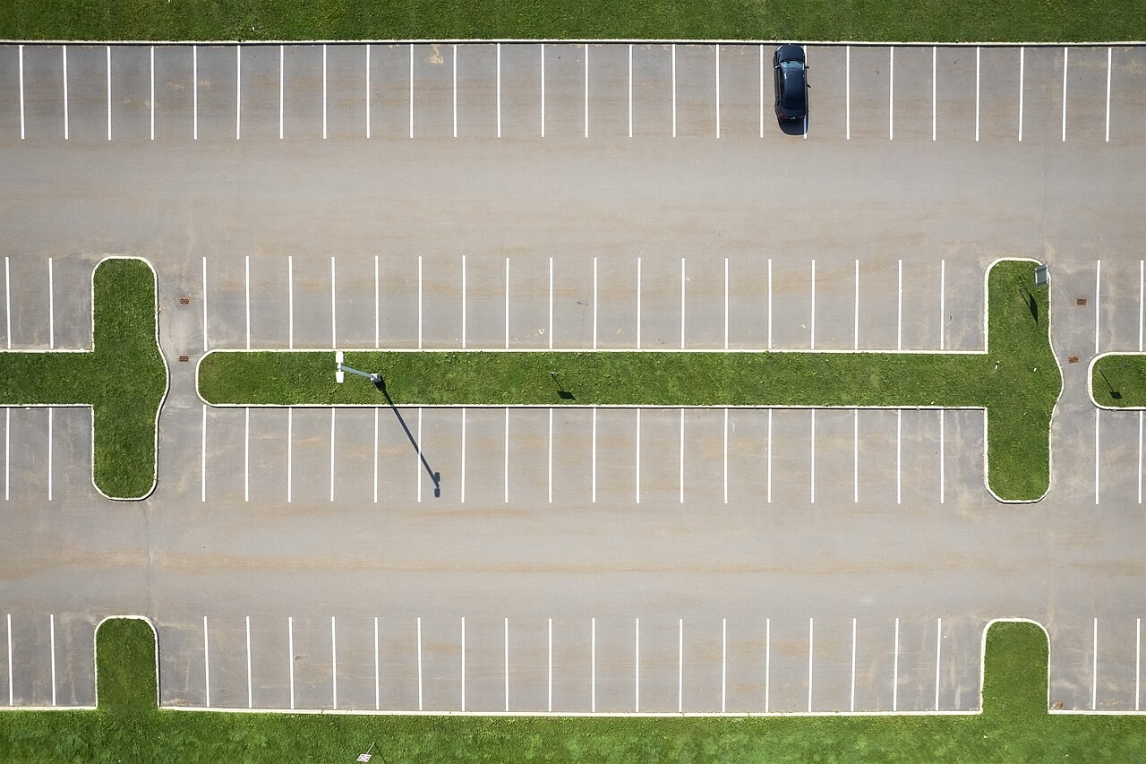 Miejsca postojowe na parkingu w Kanadzie, sierpień 2024 roku. Zdjęcie poglądowe; nie przedstawia Kortowa ani aktualnego zajęcia parkingów UWM.
